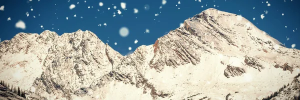 Gama de montanhas nevadas na floresta — Fotografia de Stock