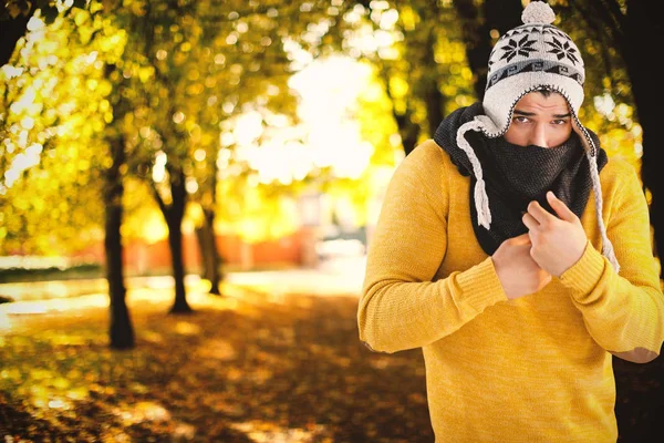 Porträt eines Menschen, der sich kalt fühlt — Stockfoto