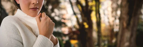 Mujer en suéter por los árboles — Foto de Stock