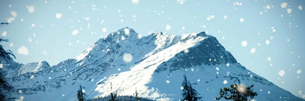 Malerischer Blick auf die schneebedeckten Berge — Stockfoto