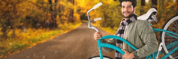 Uśmiechnięty mężczyzna prowadzenia rowerów — Zdjęcie stockowe
