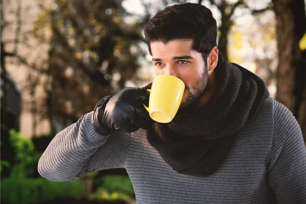 Nachdenklicher junger Mann beim Kaffee — Stockfoto