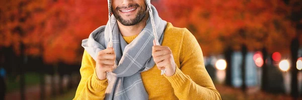 Hymyilevä mies, jolla on villahattu — kuvapankkivalokuva