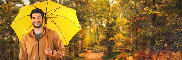 Glimlachende man met gele paraplu — Stockfoto