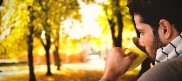 Nadenkende man met koffie — Stockfoto