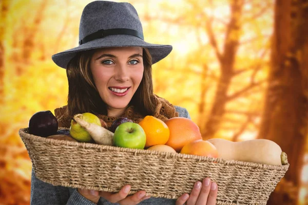 Mujer que lleva frutas y verduras i —  Fotos de Stock