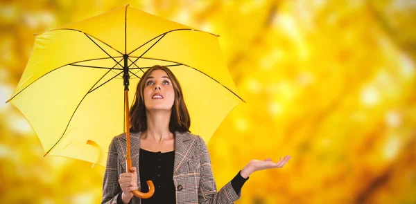 Mulher segurando guarda-chuva enquanto gestos — Fotografia de Stock