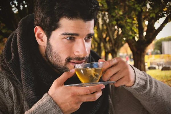 Rozważny człowiek mając herbata cytrynowa — Zdjęcie stockowe