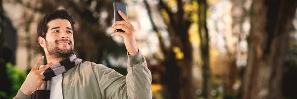 Mann macht Selfie mit Handy — Stockfoto