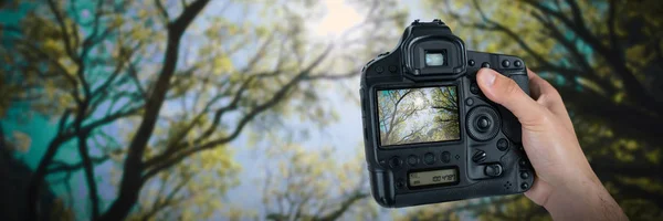 Abgeschnittene Hand des Fotografen mit Kamera — Stockfoto