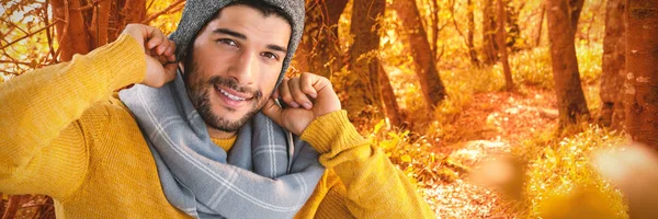 Man poseren tegen tegen de rustige herfst scène — Stockfoto