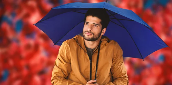 Homem pensativo de pé com guarda-chuva — Fotografia de Stock