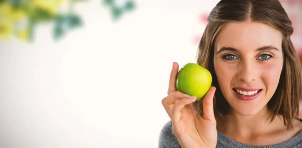 Kobieta trzyma jabłko granny smith — Zdjęcie stockowe