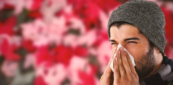 Pria meniup hidung dengan kertas tisu — Stok Foto