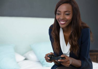 Oyun kumandası ile oynarken işkadını