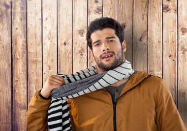 Adam ahşap sıcak eşarp ile karşı