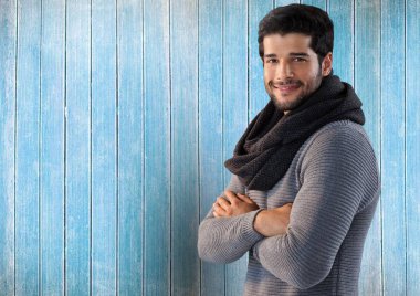 Adam ahşap sıcak eşarp ile karşı