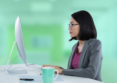 bilgisayar masasında ile iş kadını 