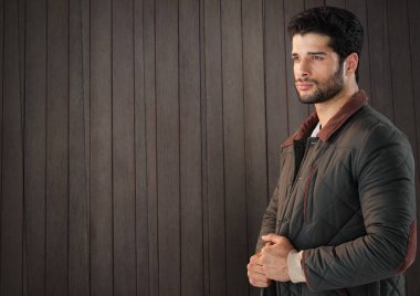 Adam ahşap sıcak palto ile karşı