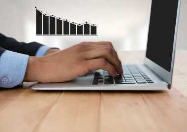 Danışma dizüstü bilgisayar ile işadamı ellere