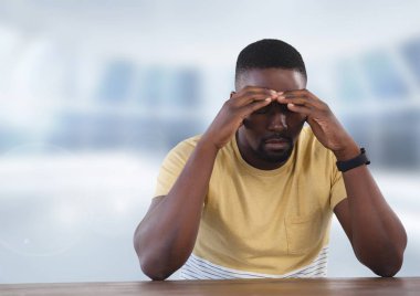 İşadamı parlak arka plan ile masada