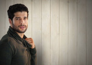 Adam ahşap jumper ile karşı