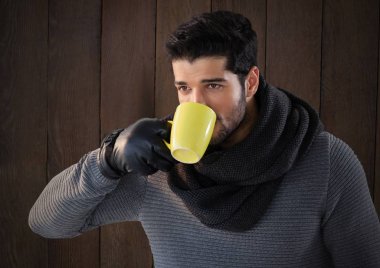 Adam ahşap sıcak eşarp ile karşı