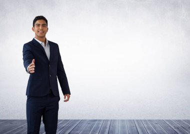 Odasında el sıkışma için ulaşan işadamı