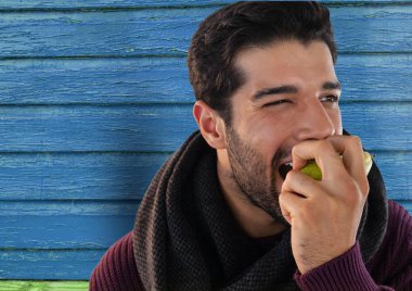 Adam ahşap armut ile karşı 