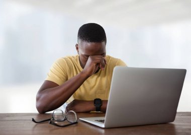 işadamı ile laptop Masası