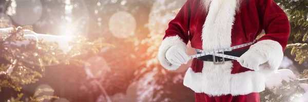 Санта измеряет свою талию — стоковое фото