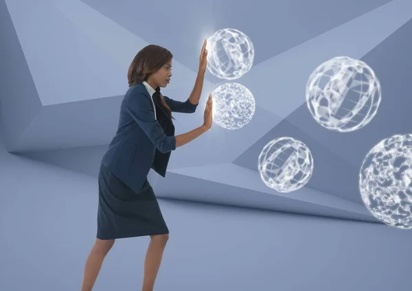 Empresária tocando esferas orbe 3D — Fotografia de Stock