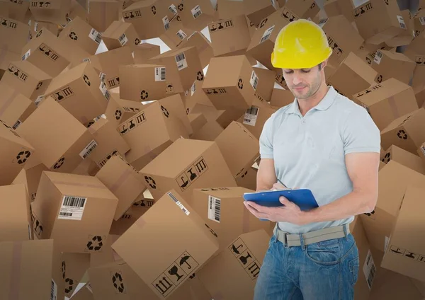 Hombre con cajas en almacén —  Fotos de Stock