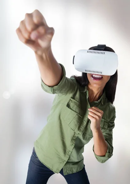 Empresária brincando com fone de ouvido realidade virtual — Fotografia de Stock