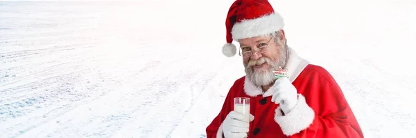 Weihnachtsmann mit Milch und Keksen — Stockfoto