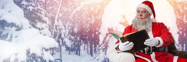 Santa Claus könyvet télen — Stock Fotó