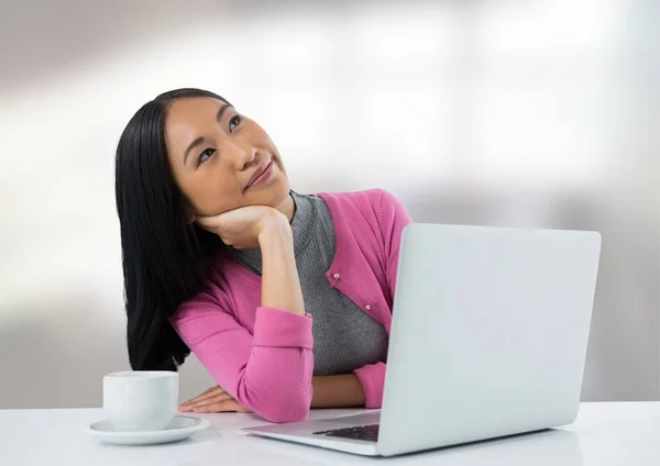 Mujer de negocios en el escritorio con ordenador portátil —  Fotos de Stock