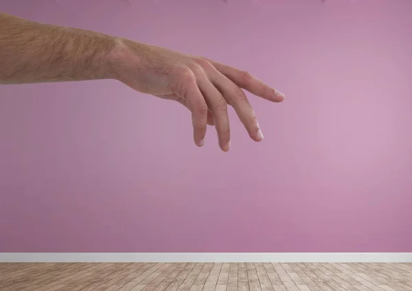 A rózsaszín szoba után nyúló kéz — Stock Fotó