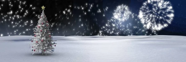 Новорічна ялинка в зимовому пейзажі — стокове фото