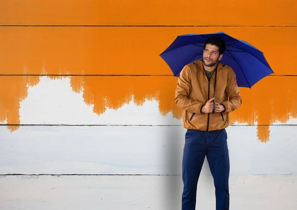 Adam ahşap şemsiye ile karşı — Stok fotoğraf