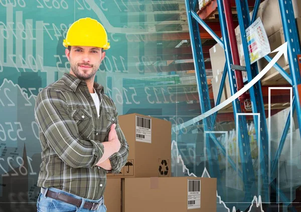 Hombre con caja en almacén — Foto de Stock