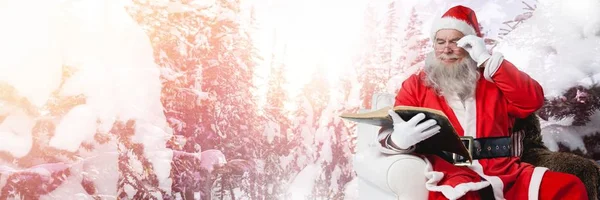 Santa Claus v zimě s knihou — Stock fotografie
