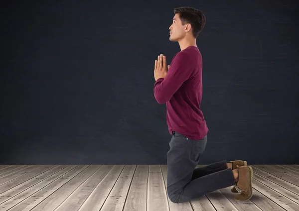 Hombre rezando meditando en el suelo de madera — Foto de Stock