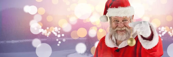 Санта с украшением безделушки — стоковое фото