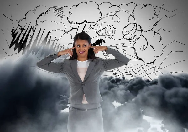 Frustrovaný žena před mraky — Stock fotografie
