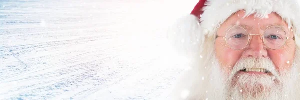 Santa Claus en invierno con nieve — Foto de Stock