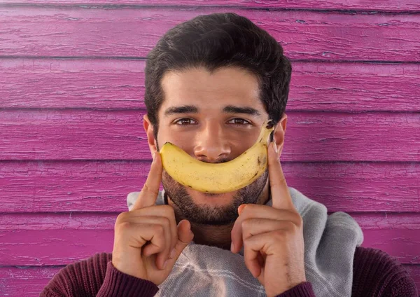 Uomo contro legno con sorriso di banana — Foto Stock