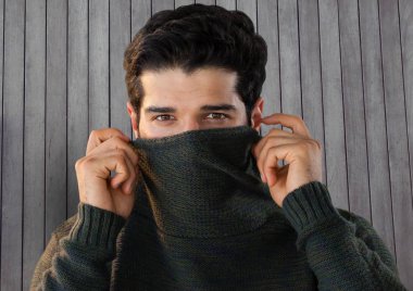 Adam ahşap sıcak jumper ile karşı