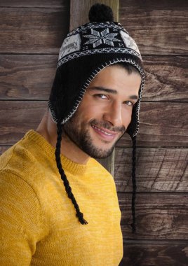 Adam ahşap sıcak şapka ile karşı 