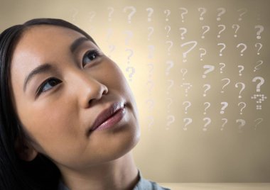 soru işaretleri arayan kadın